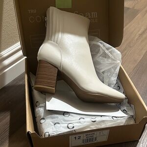 Journee Collection Bone Heeled Boots